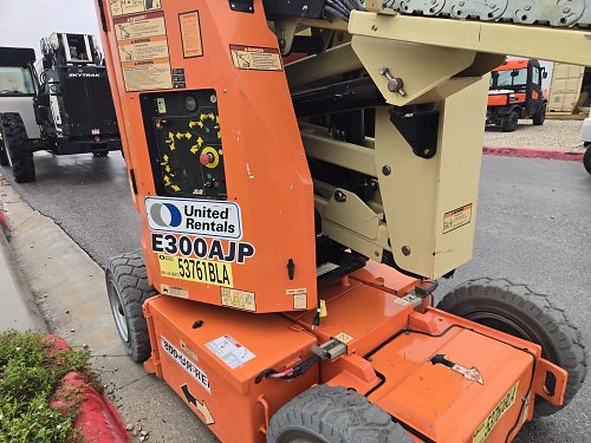 JLG E300AJP photo 10