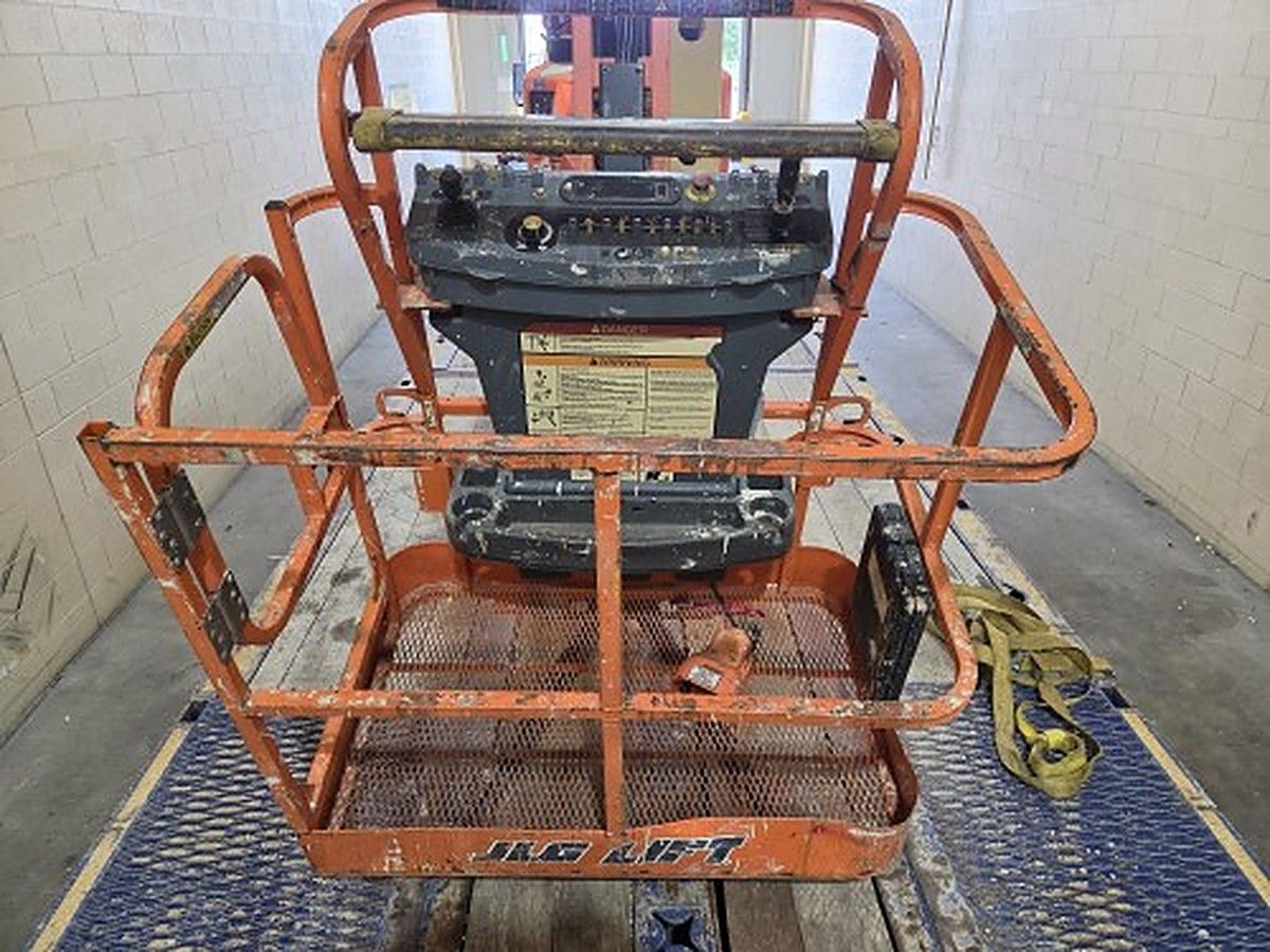 JLG E400AJPN photo 3