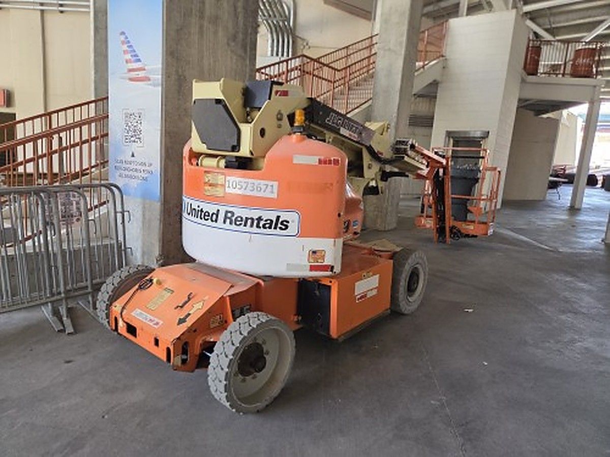 JLG E400AJPN photo 2