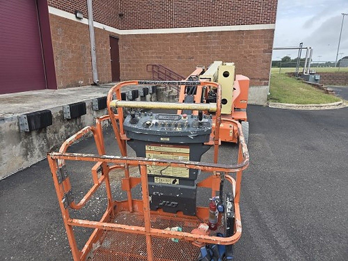 JLG E400AJPN photo 2