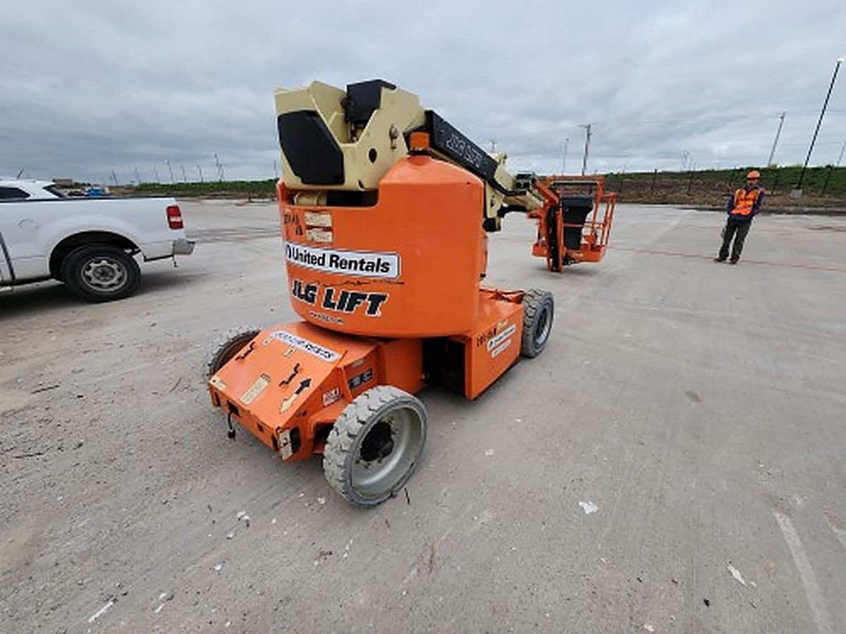 JLG E400AJPN photo 2