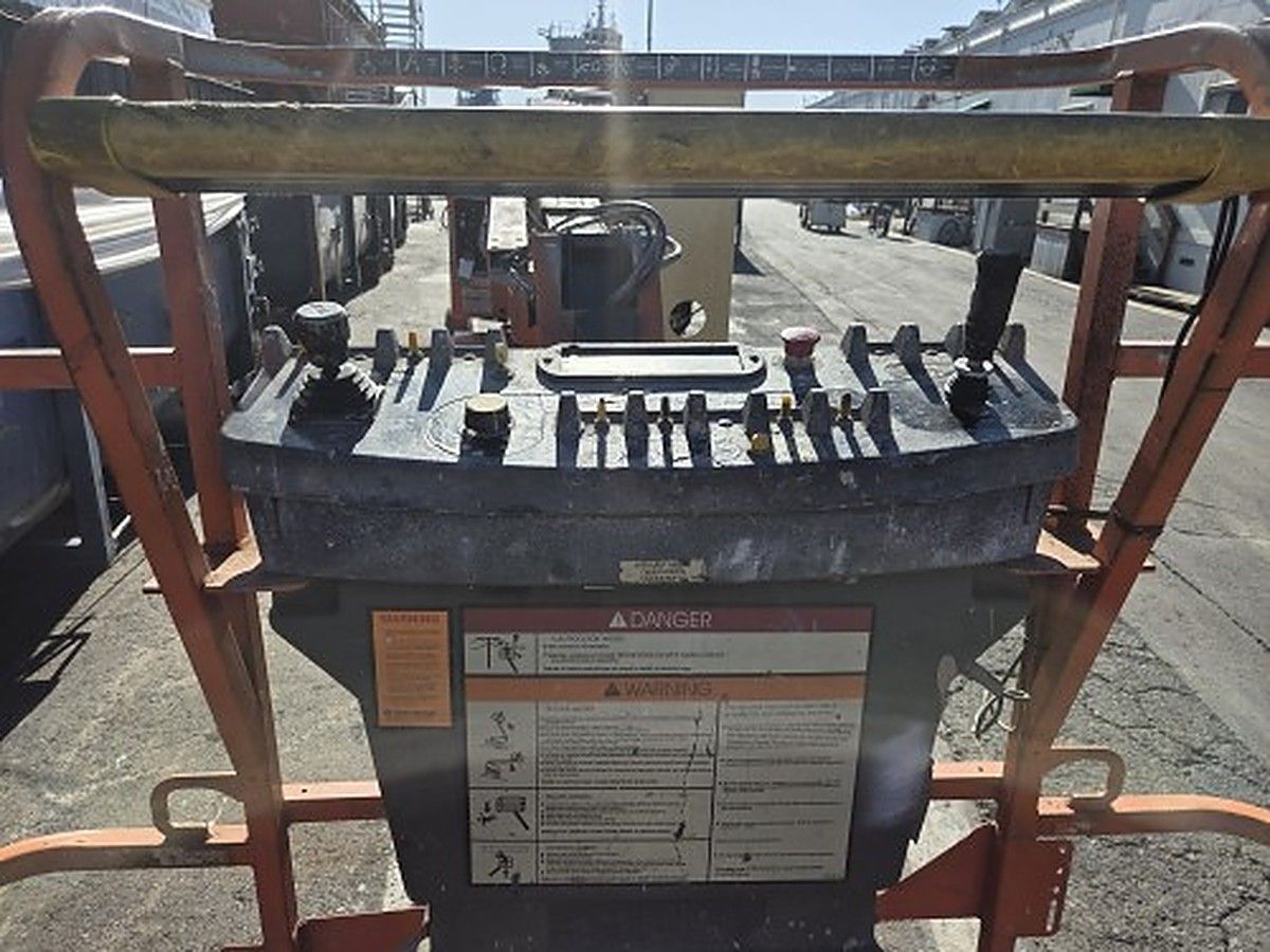 JLG E450AJ photo 3