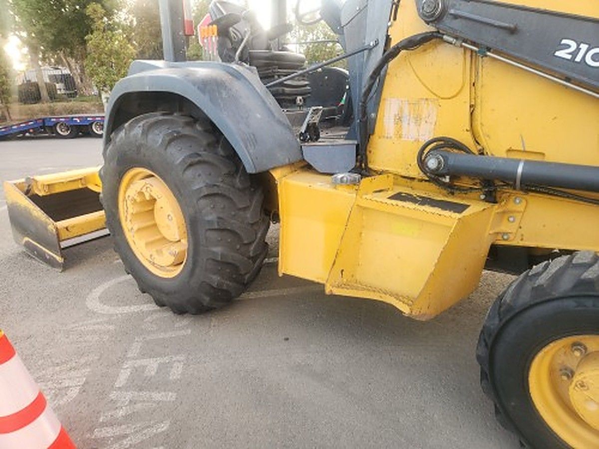 JOHN DEERE 210L EP photo 6