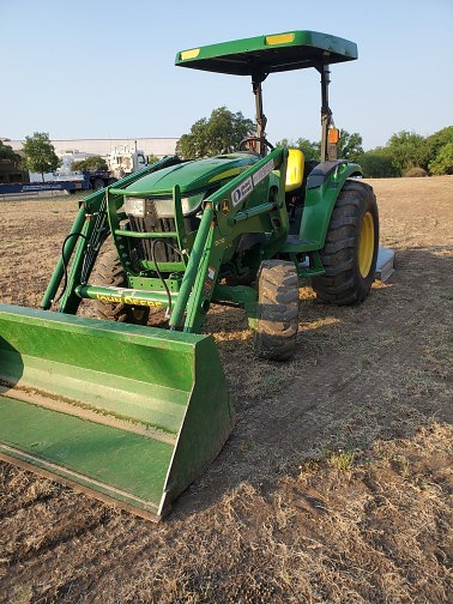 JOHN DEERE 4044M photo 2