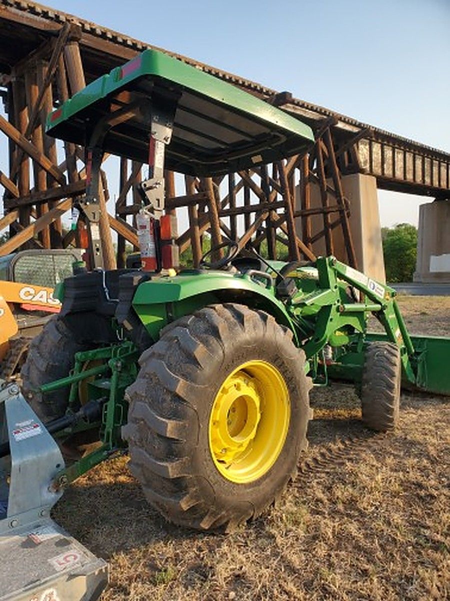 JOHN DEERE 4044M photo 3