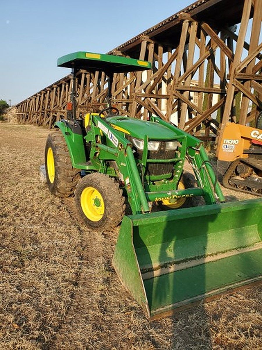 JOHN DEERE 4044M photo 4