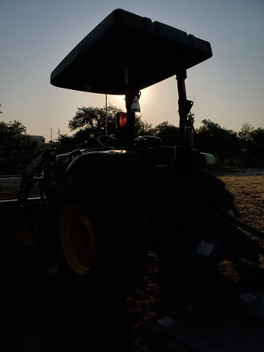 JOHN DEERE 4044M photo 5
