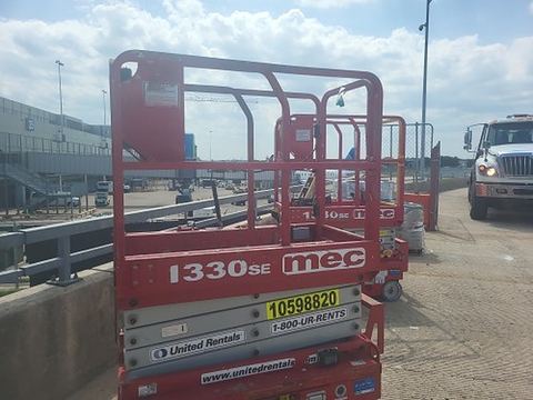 2017 MEC 1330SE Scissor Lift 10-13' Electric