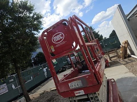 2017 MEC 1330SE Scissor Lift 10-13' Electric