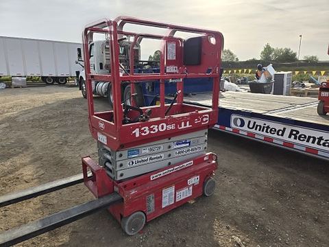 2017 MEC 1330SE Scissor Lift 10-13' Electric