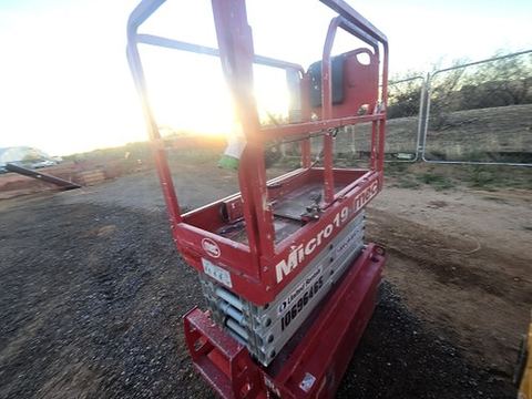 2017 MEC MICRO 19 Scissor Lift 18-19' Electric 60" Length