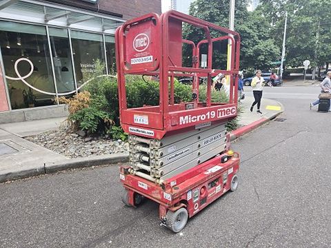 2017 MEC MICRO 19 Scissor Lift 18-19' Electric 60" Length