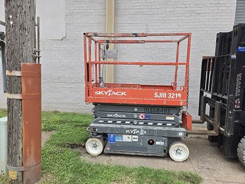 2017 SKYJACK SJIII3219 Scissor Lift 19' Electric