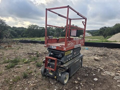 2017 SKYJACK SJIII3219 Scissor Lift 19' Electric