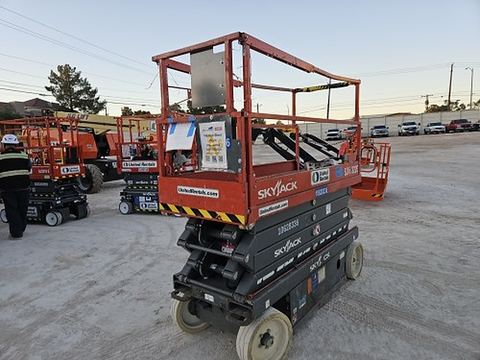 2017 SKYJACK SJIII3226 Scissor Lift 24-26' Electric 30-36" Wide