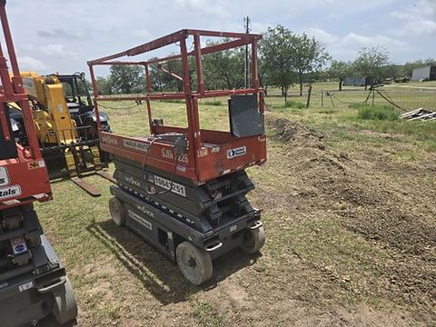 2017 SKYJACK SJIII3226 Scissor Lift 24-26' Electric 30-36" Wide