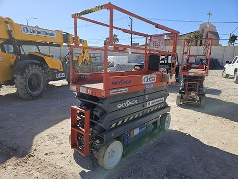 2017 SKYJACK SJIII3226 Scissor Lift 24-26' Electric 30-36" Wide