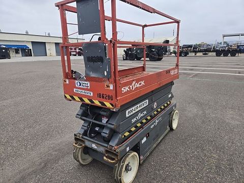 2017 SKYJACK SJIII3226 Scissor Lift 24-26' Electric 30-36" Wide