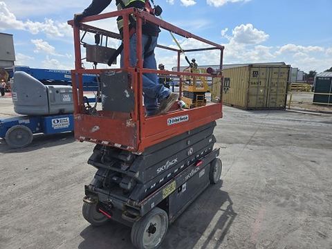 2017 SKYJACK SJIII3226 Scissor Lift 24-26' Electric 30-36" Wide