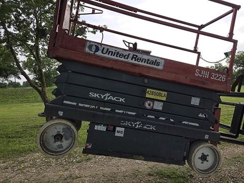 2017 SKYJACK SJIII3226 Scissor Lift 24-26' Electric 30-36" Wide