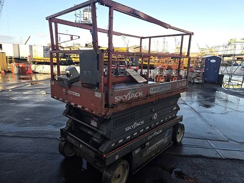 2017 SKYJACK SJIII4626 Scissor Lift 24-26' Electric 46-68" Wide