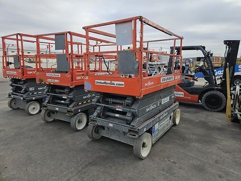2017 SKYJACK SJIII4626 Scissor Lift 24-26' Electric 46-68" Wide