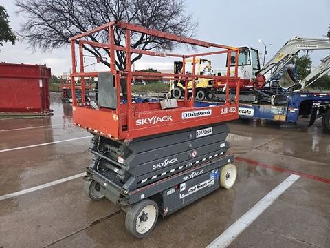 2017 SKYJACK SJIII4632 Scissor Lift 30-35' Electric 46-48" Wide