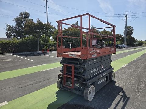 2017 SKYJACK SJIII4632 Scissor Lift 30-35' Electric 46-48" Wide