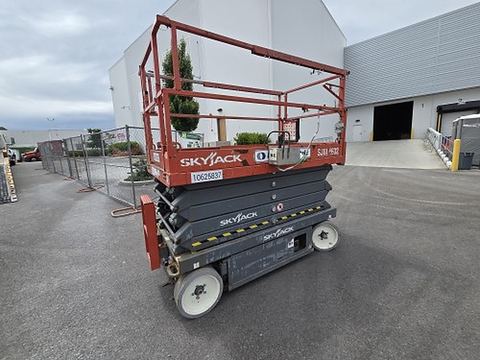 2017 SKYJACK SJIII4632 Scissor Lift 30-35' Electric 46-48" Wide