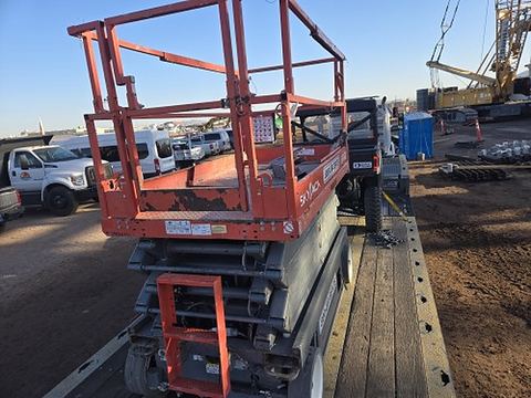 2017 SKYJACK SJIII4632 Scissor Lift 30-35' Electric 46-48" Wide