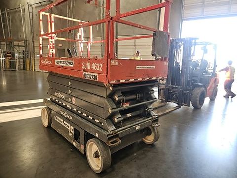 2017 SKYJACK SJIII4632 Scissor Lift 30-35' Electric 46-48" Wide