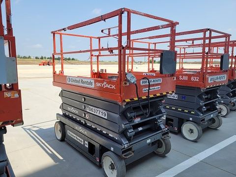 2017 SKYJACK SJIII4632 Scissor Lift 30-35' Electric 46-48" Wide