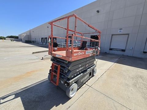 2017 SKYJACK SJIII4632 Scissor Lift 30-35' Electric 46-48" Wide