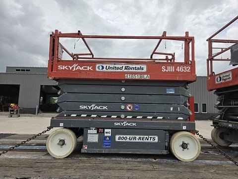 2017 SKYJACK SJIII4632 Scissor Lift 30-35' Electric 46-48" Wide