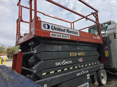 2017 SKYJACK SJIII4632 Scissor Lift 30-35' Electric 46-48" Wide