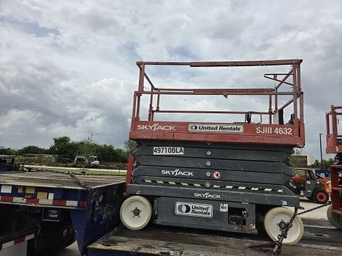 2017 SKYJACK SJIII4632 Scissor Lift 30-35' Electric 46-48" Wide