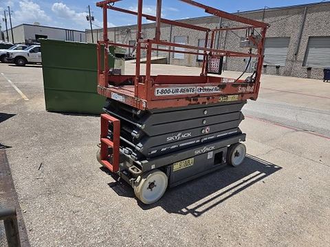 2017 SKYJACK SJIII4632 Scissor Lift 30-35' Electric 46-48" Wide