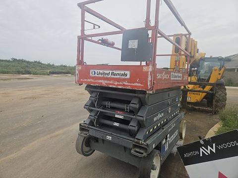 2017 SKYJACK SJIII4632 Scissor Lift 30-35' Electric 46-48" Wide