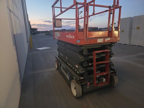 2017 SKYJACK SJIII4740 Scissor Lift 39-40' Electric 45-48"Wide