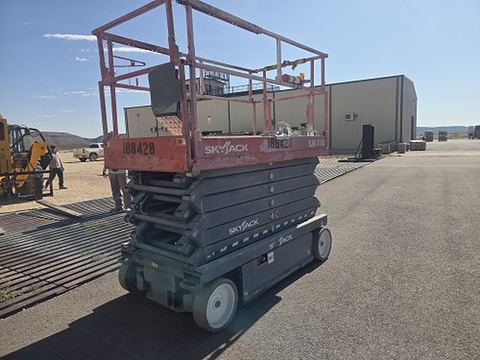 2017 SKYJACK SJIII4740 Scissor Lift 39-40' Electric 45-48"Wide