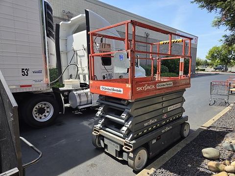 2017 SKYJACK SJIII4740 Scissor Lift 39-40' Electric 45-48"Wide