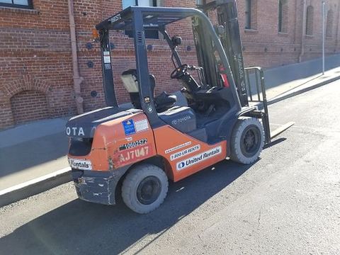 2017 TOYOTA 8FDU30 Forklift Whse 6000# Diesel