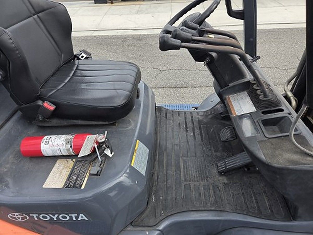 TOYOTA 8FGU25 photo 2