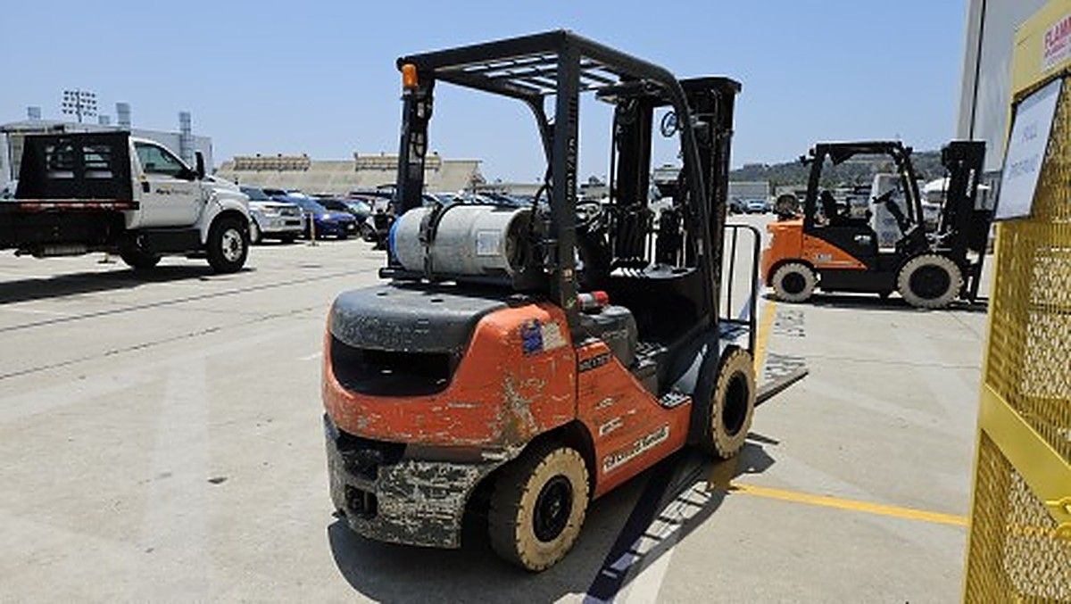 TOYOTA 8FGU25 photo 3