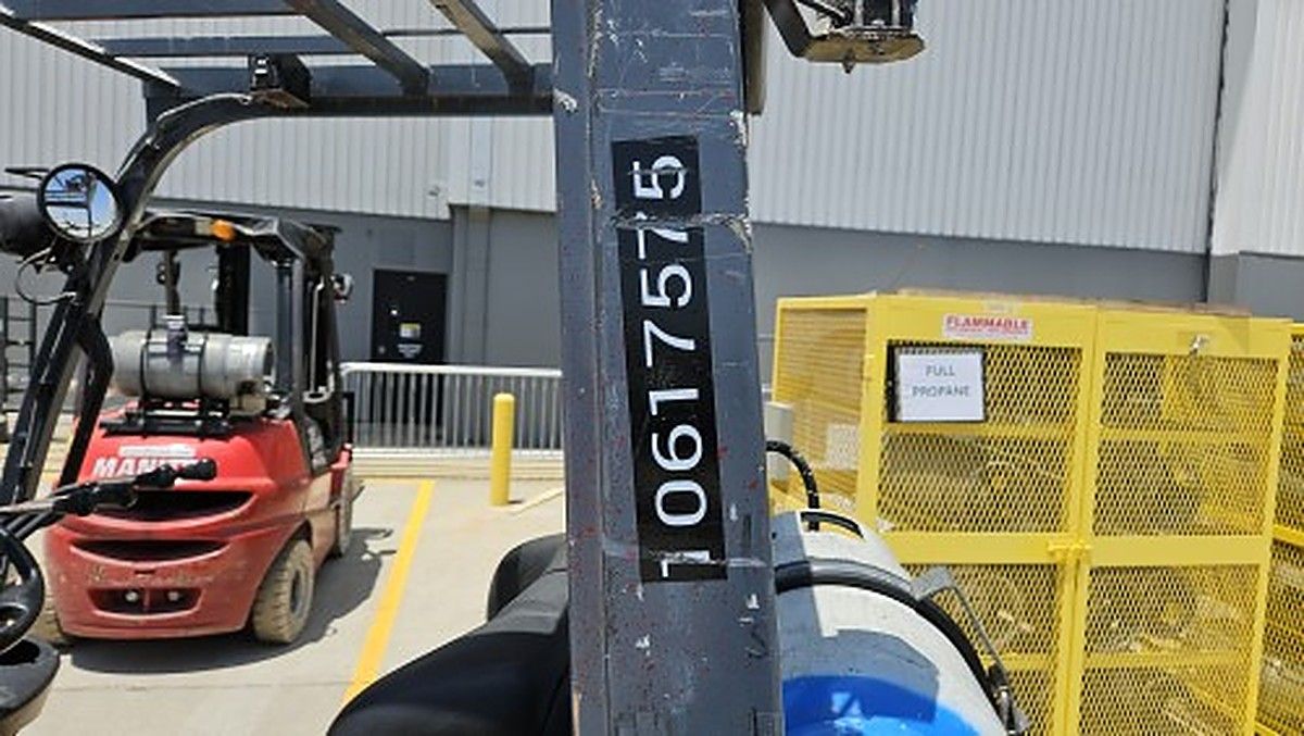 TOYOTA 8FGU25 photo 8