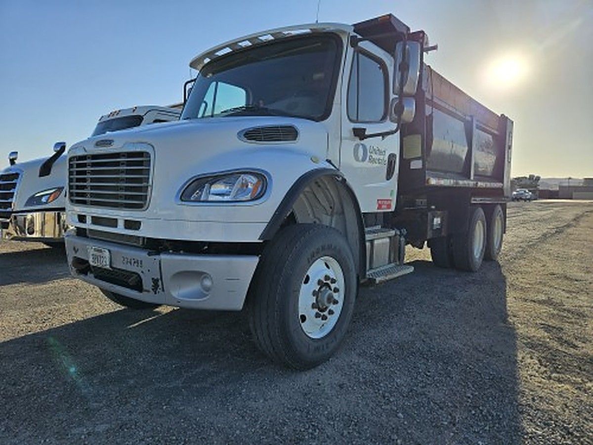 FREIGHTLNR M2-106HD photo 2