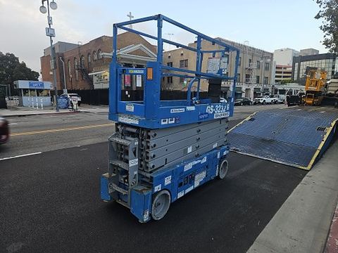 2018 GENIE GS-3232 Scissor Lift 30-33' Electric 32" Wide