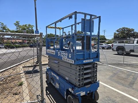 2018 GENIE GS-3232 Scissor Lift 30-33' Electric 32" Wide