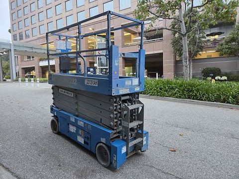 2018 GENIE GS-3232 Scissor Lift 30-33' Electric 32" Wide