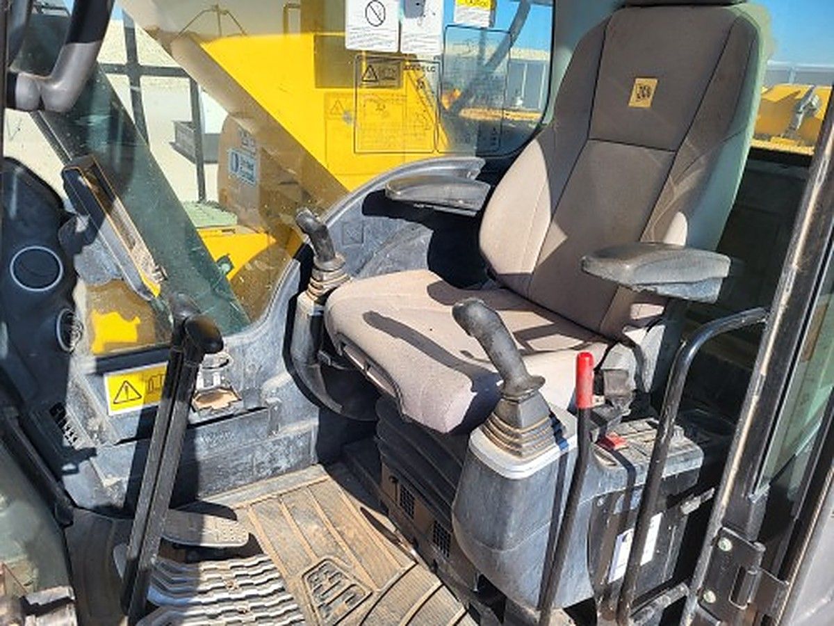 JCB JS220 photo 6